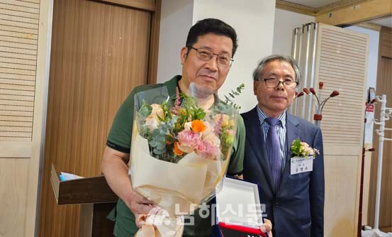 박성현 사무총장(왼쪽) 공로패 수여