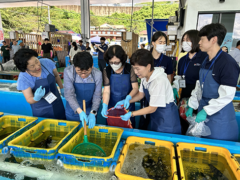 지난 25일 경남도의 ‘제2회 도민참여 수산물 방사능 검사’ 장면
