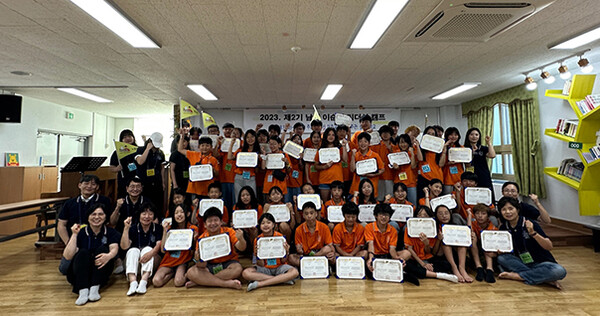 상주중학교는 지난 1일부터 4일까지 남해와 통영 등지에서 해외교포학생들이 참여하는 ‘충무공 이순신 리더십 교육캠프’를 개최했다. 사진은 수료식 장면