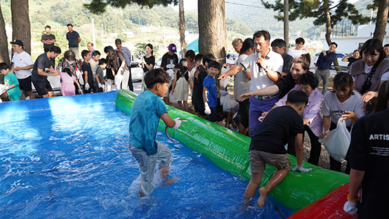 이 축제에서 민물장어잡기 체험 행사가 참가자들의 인기를 끌었다