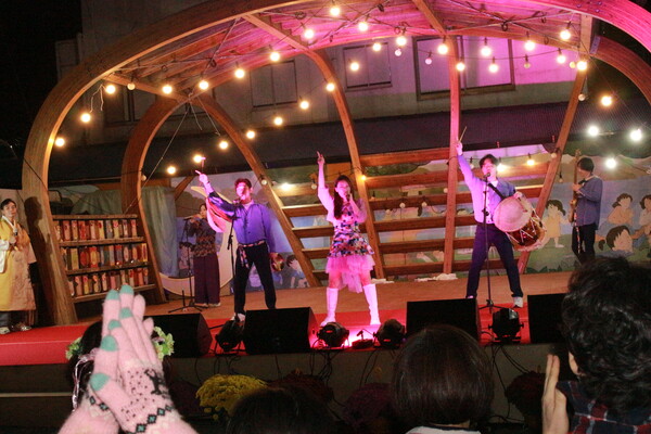 메인 무대에서 펼쳐진 야행 행사 공연 장면