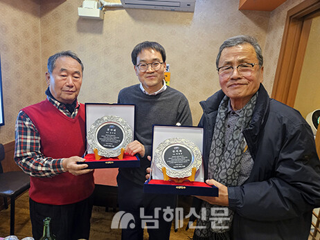 장해주(맨 왼쪽) 회장은 하재우(맨 오른쪽) 전임회장과 김수경(가운데) 사무국장에게 감사패를 전달했다