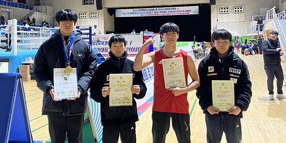 이번 대회에 출전해 메달을 딴 선수들의 자랑스런 모습(사진 왼쪽부터 박예찬, 김수현, 김진서, 정수빈 학생)