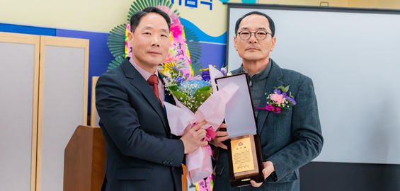 박성일(왼쪽) 신임회장이 김원진(오른쪽) 이임회장에게 공로패를 전달했다