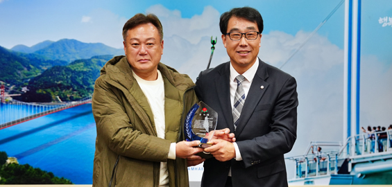 김진규(왼쪽) 이임회장이 김호성(오른쪽) 취임회장으로부터 감사패를 받았다