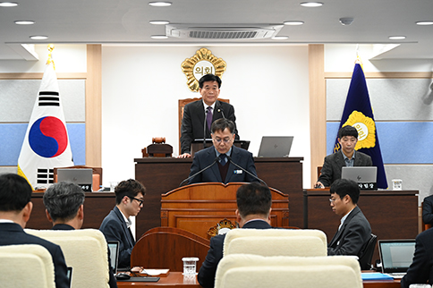 지난 2일 열린 제273회 남해군의회 임시회 2차 본회의에서 김행수 의회사무과장이 의사보고를 하고 있다