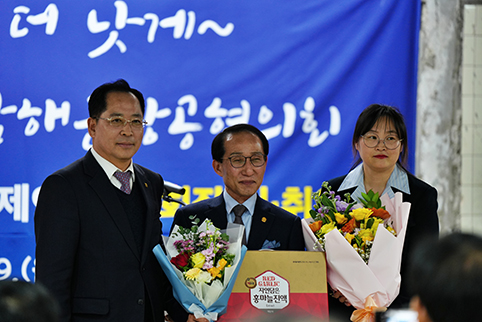 이날 김진일 신임회장(가운데)이 취임하고 류성식 전임회장(왼쪽)이 이임했다