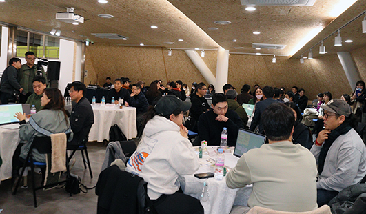 지난달 25일 열린 청년 및 로컬크리에이터 민생정책 간담회에서 참석자들이 사업하면서 겪는 어려움과 그에 대한 해결책, 필요한 정책 등에 대해 열띤 토론을 벌이고 있다