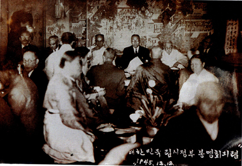 1945년 12월 18일 김구 선생을 비롯한 상해임시정부 요인 30여 명이 서울 대각사에 모여 귀국만찬을 가졌다. 이 자리에 이상태 선생이 참석했다.(사진제공: 이상태 애국지사 후손)