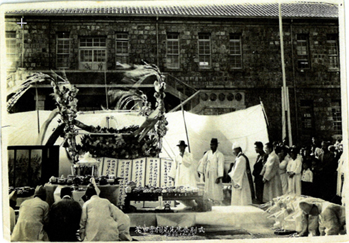 1955년 12월 29일 남해수산고등학교(현 경남해양과학고등학교)에서 거행된 하전 이상태 선생 고별식. (사진 제공=이상태 선생 후손)