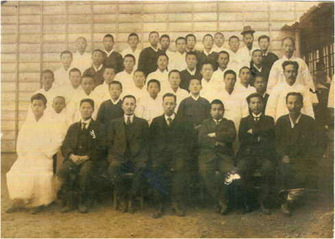 1923년 3월 22일 제3회 동명공립보통학교 졸업식(남 31명) 사진. 안타깝게도 이 사진에서 정익주 선생을 특정할 수 없다고 한다