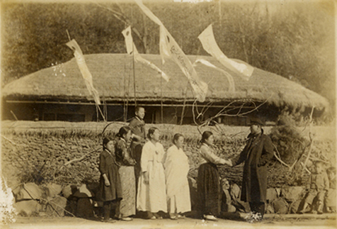 최용덕 선생이 일본 주오(中央)대학 법학과에 재학 중이던 1944년 1월 20일, 일제에 의해 학도병으로 징집당했다. 사진은 징집 당일 최용덕 선생이 삼동면 영지 생가 앞에서 아내(임연옥 여사)와 이별의 악수를 하는 장면이다. 그렇게 헤어진 최용덕 선생과 임연옥 여사는 광복 후에야 서로의 생사를 확인할 수 있었다. 뒤에 보이는 깃발들은 일본군이 강제징집을 정당화하기 위해 축제날처럼 보이려고 꽂아놓은 것이다