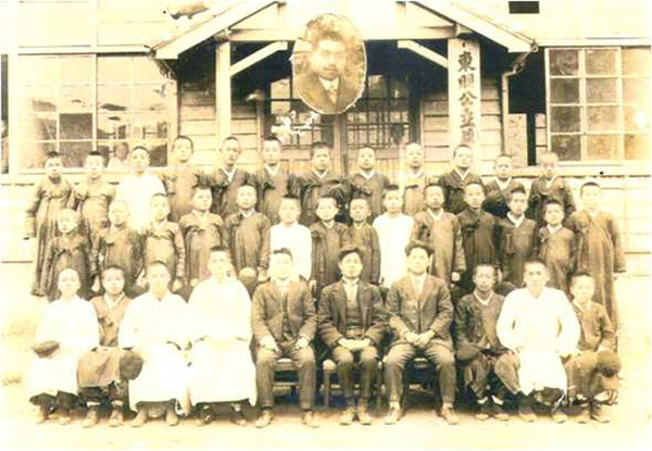 최금경 선생의 제4회 동명공립보통학교 졸업(1924. 3. 19) 사진. 동그라미 안 인물은 일본인 교장. 사진 속 졸업생 중 누가 최금경 선생인지는 확인되지 않는다