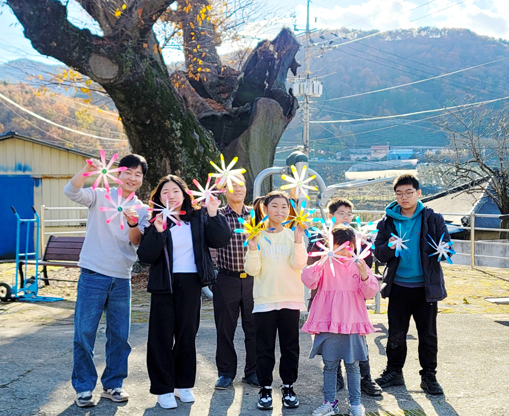 내동천마을의 상징 재활용 페트병으로 만든 꽃모양 바람개비가 주민들 손에서 탄생했다