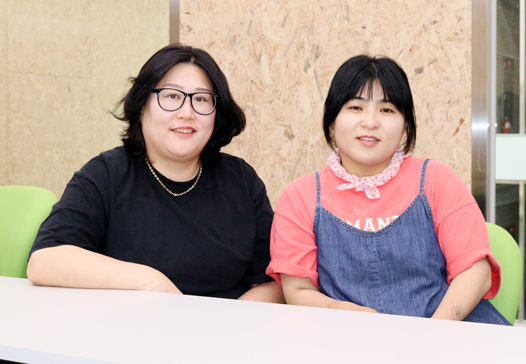 마을공동체지원센터에서 일하며 주민으로서 내동천마을의 변화를 주도하는 전경선(오른쪽), 장남주 씨