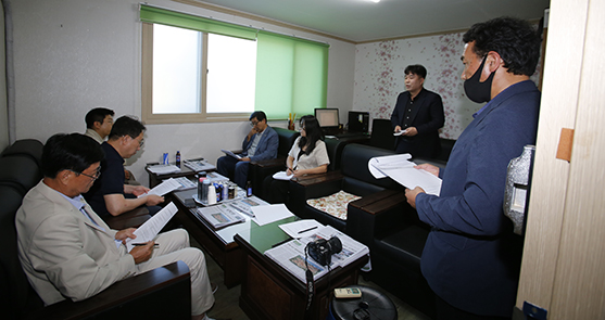 2025년 남해신문 독자위원회가 지난달 27일 첫 회의를 연 가운데 최철호 본사 대표가 인사하고 있다