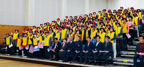 지난 4월에 열린 대한노인회 남해군지회 소속 노인 자원봉사단 발대식 장면