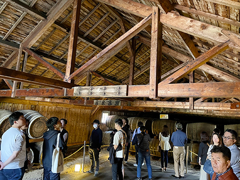 홋카이도 요이치 증류소를 방문한 관광객들