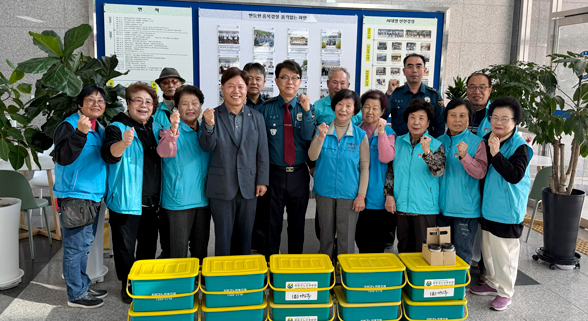 진천경찰서를 찾아 커피와 음료를 지원하며 응원하고 있는 선암회 회원들 (사진 제공: 진천군 노인복지관)