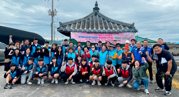 후배시민과 함께한 보재 이상설기념관 무궁화나무길 게릴라 가드닝 (사진 제공: 진천군 노인복지관)