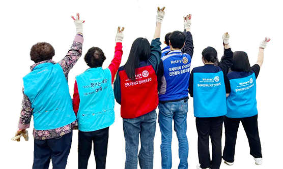 게릴라 가드닝을 마친 충북 진천군노인복지관 선배시민 자조모임 선암회 회원들과 후배시민들의 활기찬 모습