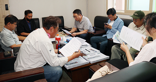 남해신문 독자위원회가 지난 22일 신문사 회의실에 모여 3분기 지면평가를 실시했다