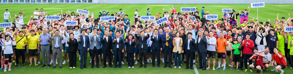 제24회 보건복지부장관배 보건복지가족 축구대회가 지난달 19~20일 이틀간 남해군 스포츠파크 일원에서 성황리에 열렸다
