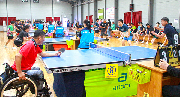 지난달 27일 열린 제29회 남해군탁구협회장기 직장·친선 탁구대회에 군내 37개팀 120여 명의 선수들이 참가해 치열한 접전을 펼쳤다