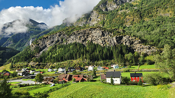 노르웨이의 협곡이 연출하는 자연의 웅장한 풍경