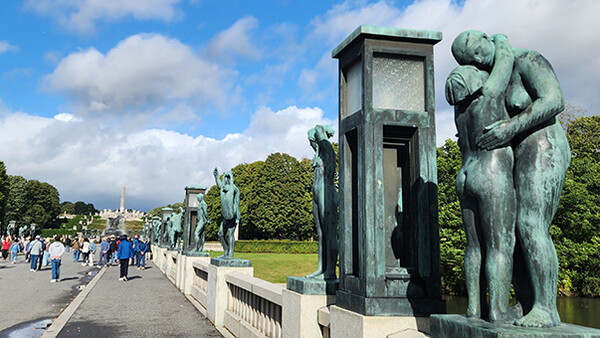 노르웨이 오슬로에 위치한 비겔란드 조각공원의 동상들 모습