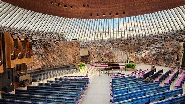 거대한 바위 언덕이 건물의 일부가 된 핀란드 암석교회