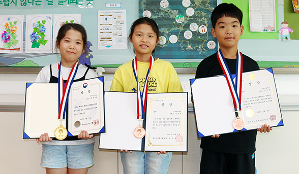 (왼쪽부터) 제38회 대한민국학생발명전시회에서 수상한 상주초 3학년 이루아(금상), 신서연(동상), 김서원(동상) 학생