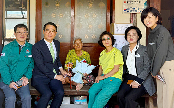 남해군은 지난 20일 박홍례(이동 영지마을)·김막심(삼동 은점마을) 어르신 등 100세 장수 어르신 두 분에게 장수축하물품과 장수지팡이를 전달했다. 사진은 이동 영지마을 박홍례 어르신께 전달하는 장면