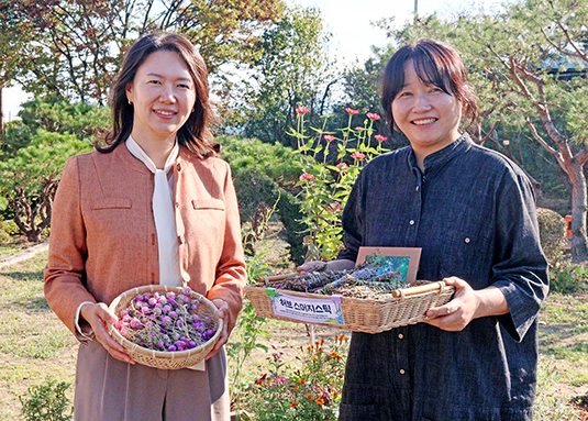 살랑정원에서 채집한 꽃과 허브 스머지스틱을 보여주고 있는 서영현(왼쪽) 교사와 신혜란 치유농업사