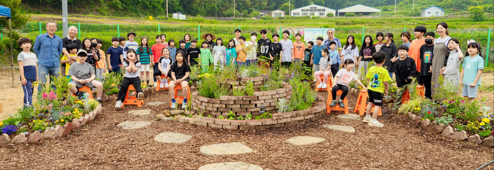 이번에 국무총리상을 수상하게 된 도마초의 살랑살랑 바람결 정원. 사진은 지난 6월  전교생과 교직원들이 팜파티를 열었을때 장면