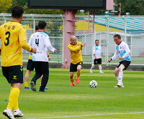 지난 1회 대회에 8팀이 참가했던 데 비해 올해에는 12팀이 참가했으며 이날 선수들은 경기를 통해 축구공 위에 우정을 쌓는 시간을 가졌다. 사진은 경기 장면
