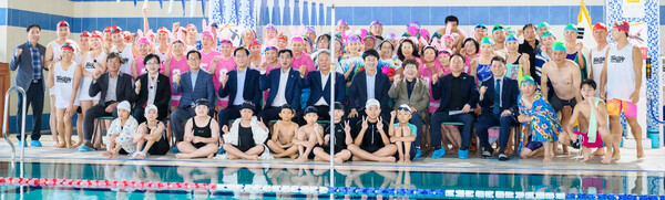 제4회 남해군수영연맹회장배 수영대회가 지난 19일 국민체육센터 실내수영장에서 열렸다. 사진은 참석 내빈과 선수들이 함께 단체 촬영
