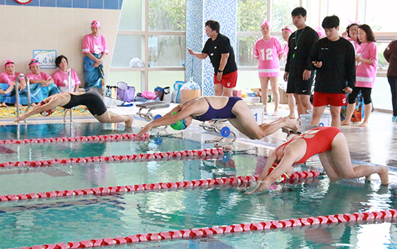 이날 경기는 남·여 그룹으로 나눠 각 유영별 수영대회를 치렀다. 사진은 이날 힘차게 입수해 물살을 가르는 경기 장면