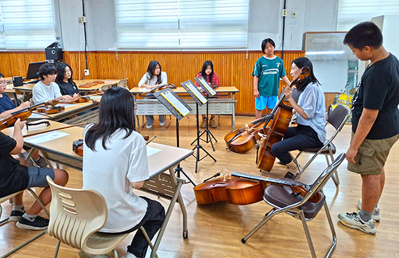 8월 말부터 한 달간 열린 ‘슬기로울 해성 중학생활’에 참가한 예비중학생들이 진지하게 악기 탐색을 하고 있다