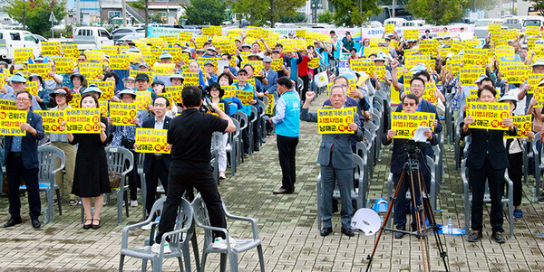 농어촌기본소득의 남해군 유치를 염원하는 대규모 군민대회가 지난달 29일 군내 주요 사회단체 19개와 군민들이 참가한 가운데 뜨거운 열기 속에서 진행됐다. 군민들의 뜨거운 열의와 의지가 모여 결정적으로 이번 성과를 낳았다는 평가가 지배적이다