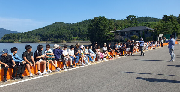 창선초가 지난 1일 제104주년 개교기념 학교사랑 지역사랑 바래길 걷기 행사를 했다