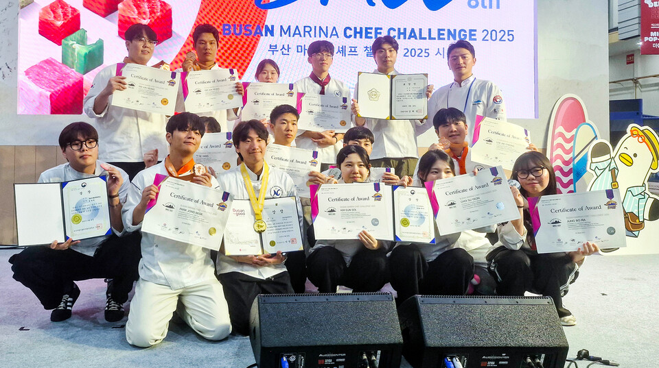 남해대학 호텔조리제빵학부 학생들이 지난달 26~28일 열린 부산마리나셰프챌린지2025 요리경연대회에 참가해 대상 등 굵직한 상을 휩쓸었다