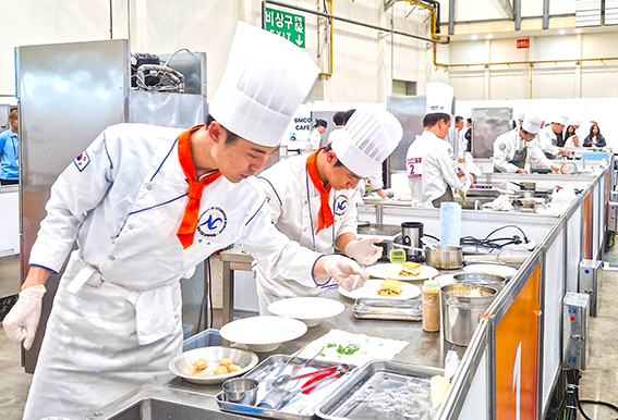 부산마리나셰프챌린지2025 경연대회에 참가한 남해대학 호텔조리제빵학부 학생들