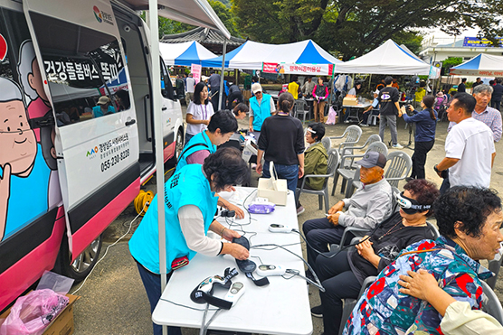 ‘효도 남해 통합돌봄의 날 내산에 왔어요’ 행사가 지난 16일 삼동면 내산마을에서 열려 150여 명의 주민이 각종 의료·복지 서비스를 받았다
