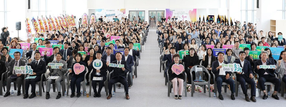 제27회 경상남도사회복지사대회가 지난 17일 남해군 꿈나눔센터에서 450여 명이 참석한 가운데 성황리에 개최됐다