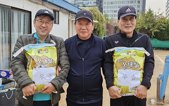 2025년 추계대회 우승자 강홍철(왼쪽), 박무제(오른쪽) 향우. 가운데는 최권수 회장