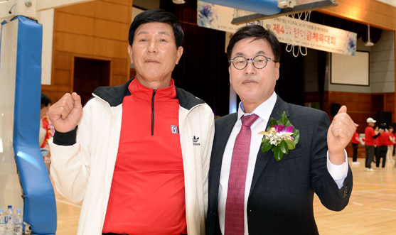 박남열(왼쪽) 추진위원장과 강성용 회장