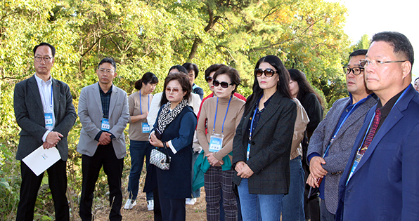 서상 높은들을 방문해 투자 유치 설명에 대해 경청하고 있는 향우들