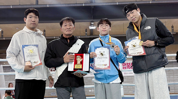 남해군청 복싱선수단이 지난 3~5일 경북 영주에서 열린 제13회 한국실업봉식협회장배 복싱대회에서 금·은·동메달을 각각 1개씩 따 종합 3위를 달성했다. 사진 왼쪽부터 강병진 선수, 김봉철 감독, 윤주성 선수, 정태욱 선수의 모습