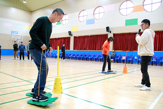 이날 동문들은 오리발릴레이 등 명랑운동회를 통해 화합을 다졌다
